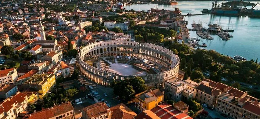 Villa John Pula 0*,