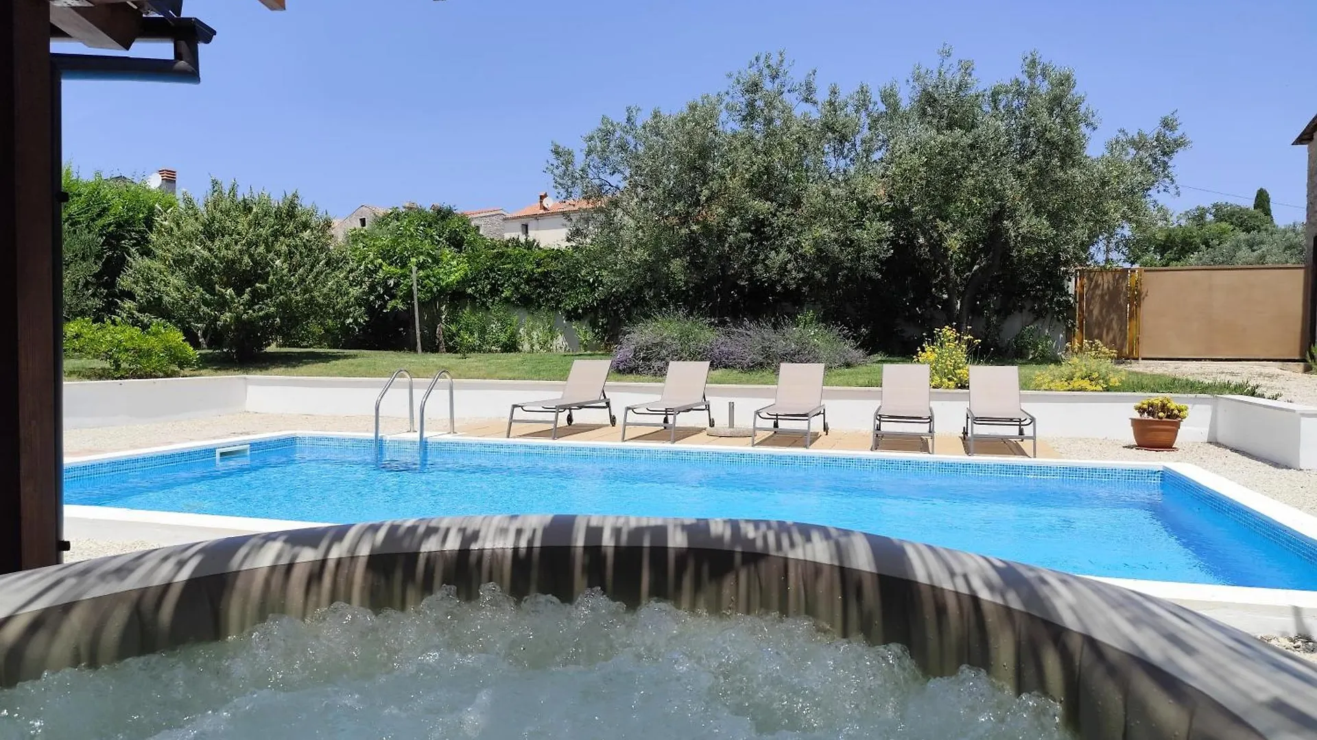 Villa John Pula